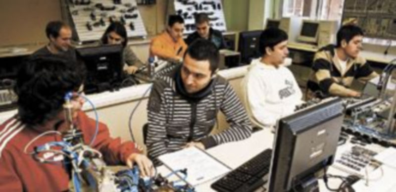 El documento presentado ayer incide en que los centros de Formación Profesional deben de estar profundamente relacionados con las empresas. / Alberto Rodrigo.