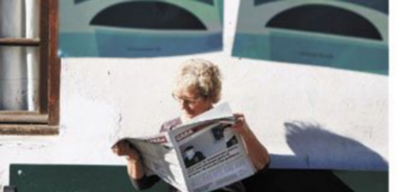 Una mujer lee en Hondarribia