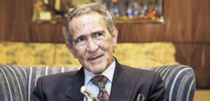 El escritor reapareció con semblante cansado y sin apenas fuerza. / Efe.