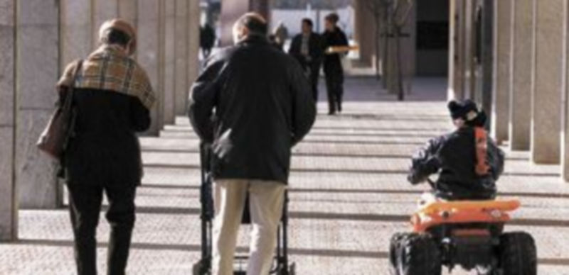 Los miembros de una familia pasean con sus hijos