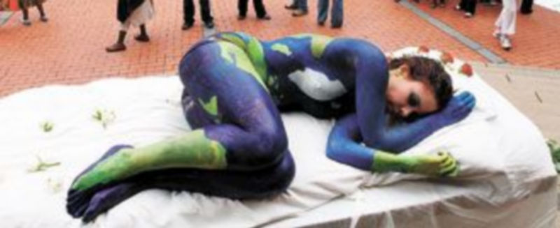 Una mujer pintada con los colores de la Tierra participaba ayer en una protesta contra las emisiones contaminantes. / EFE