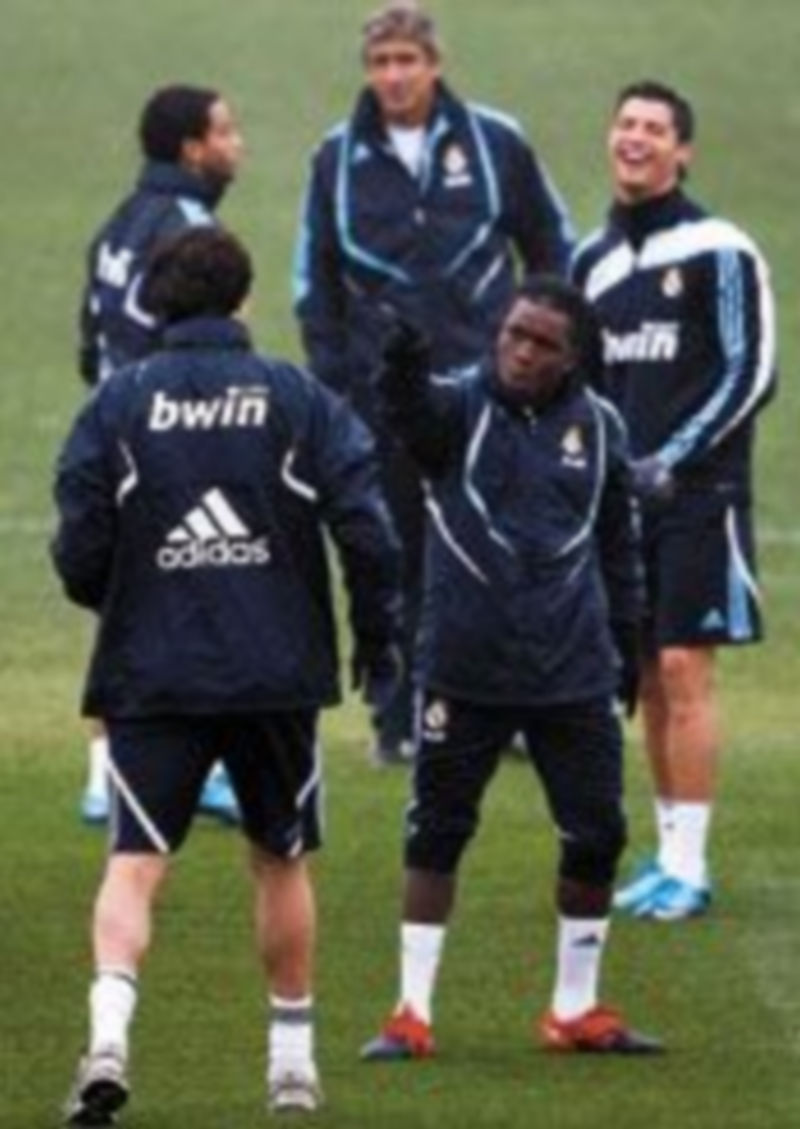 Kaká y Drenthe bromean ante la mirada de Cristiano Ronaldo. /EFE