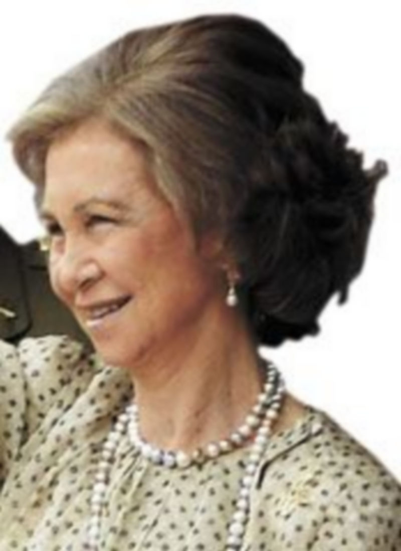 La Reina Sofía saluda al lado de Don Juan Carlos. / Reuters