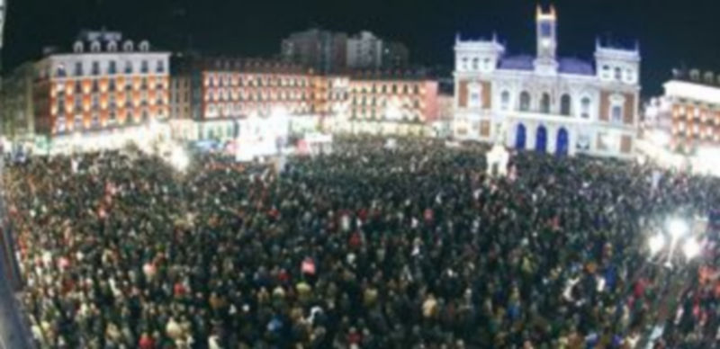 Los sindicatos cifran en 350.000 los manifestantes en Castilla y León 1 Aspecto que ofrecía la Plaza Mayor de Valladolid cuando los manifestantes esperaban las intervenciones de los líderes sindicales. / Ical