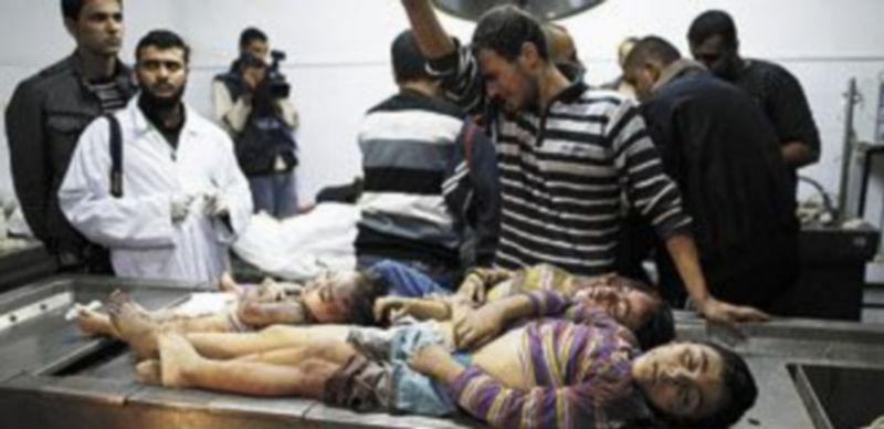 Cuatro niños palestinos permanecen en la morgue tras uno de los ataques de Israel sobre Gaza. / REUTERS