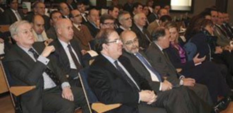 El presidente de la Junta sentado con el resto de autoridades y asistentes al foro ‘Pasado