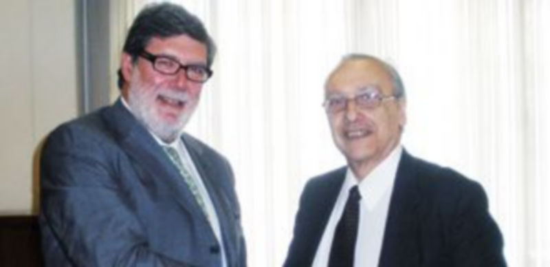 Santiago Aparicio (i) estrecha la mano a Raúl R. Palacios