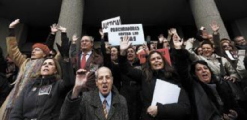 El mundo judicial se concentró ayer durante una hora frente a sus sedes en las distintas provincias españolas