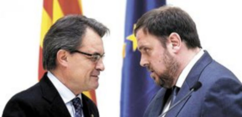 Mas y Junqueras rubricaron ayer el acuerdo de «gobernabilidad» para Cataluña en el Parlamento autonómico. / Reuters