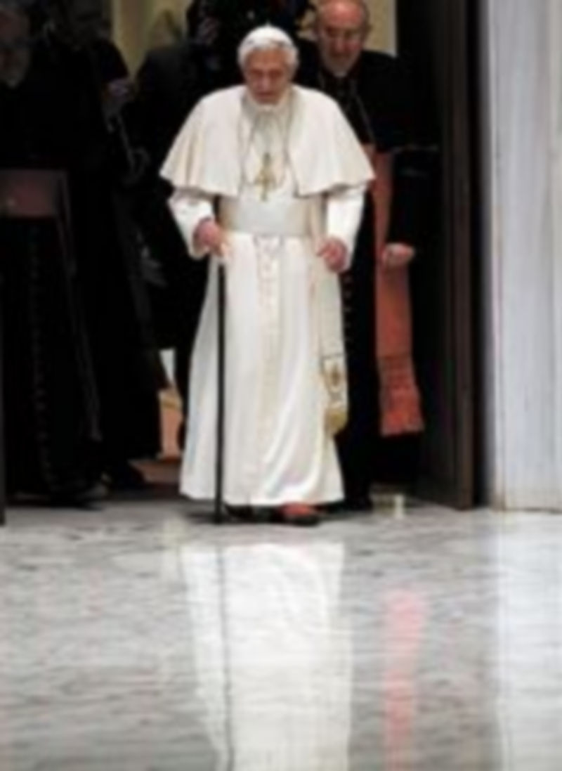 El Pontífice entra en la sala Pablo VI del Vaticano. / Reuters