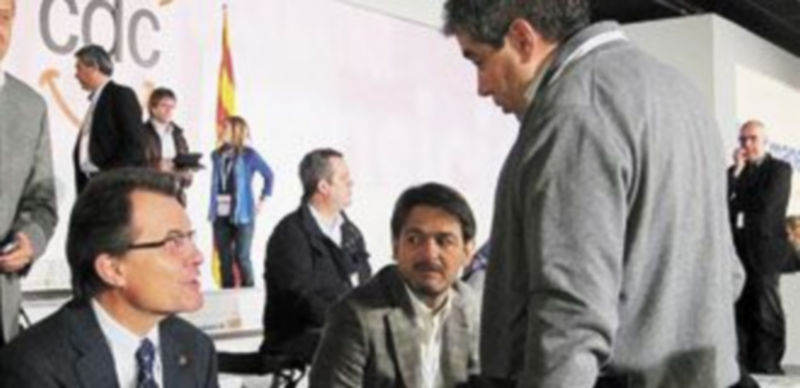 Artur Mas conversa con Francesc Homs en presencia de Oriol Pujol. / Europa Press