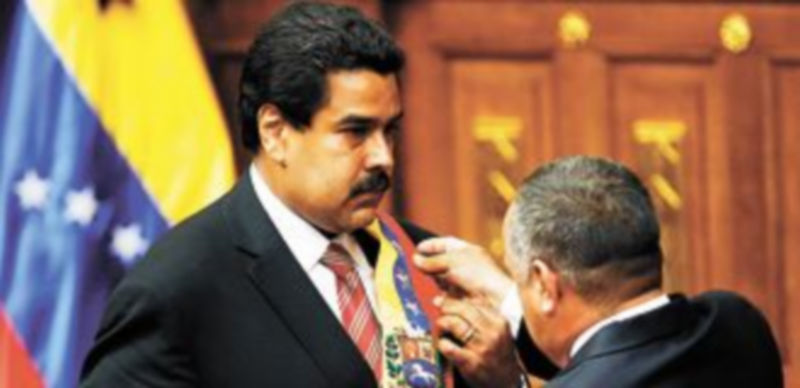 El exlíder obrero recibió la banda tricolor de las manos del presidente de la Asamblea Nacional