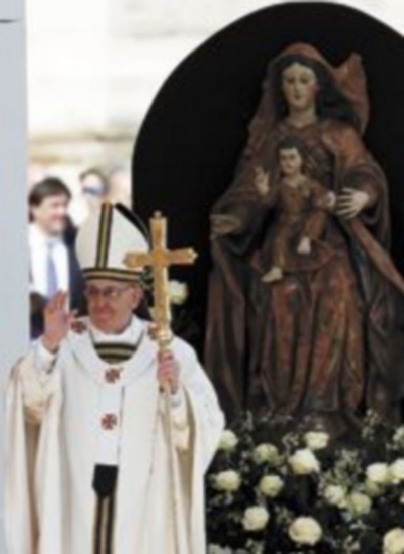 Francisco celebra con la multitud congregada en la Plaza de San Pedro el inicio de su Ministerio. / A. Bianchi (Reuters)