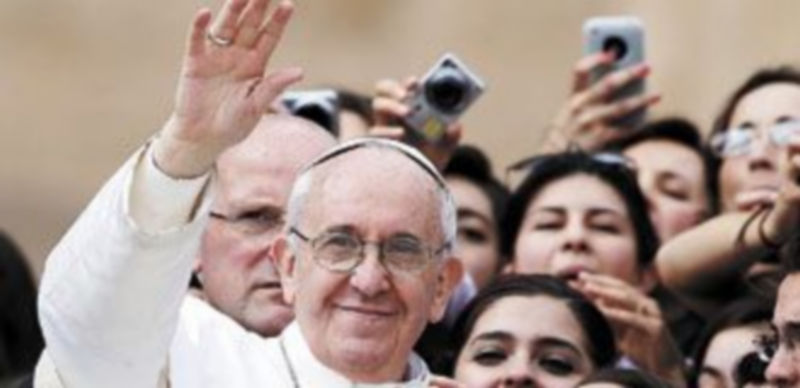El Obispo de Roma recorrió en un ‘jeep’ los pasillos de la Plaza de San Pedro ante una multitud de personas congregadas. / Reuters