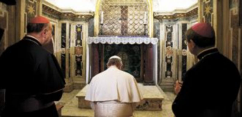 El Obispo de Roma ora ante la tumba de San Pedro