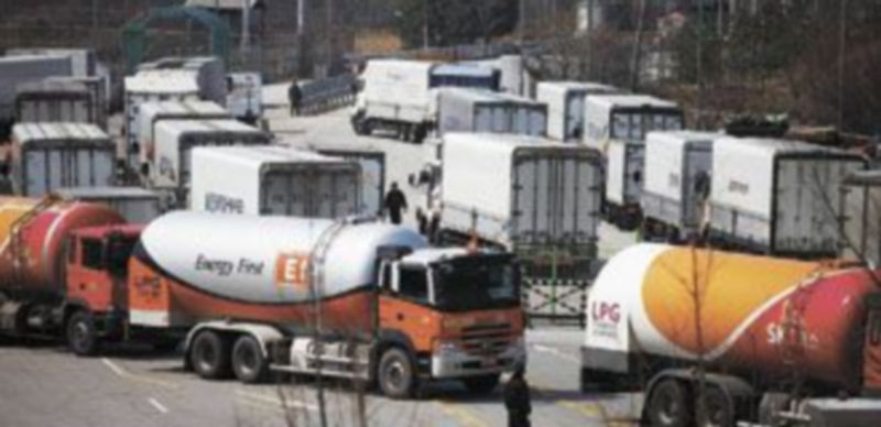 Decenas de vehículos quedaron bloqueados en el puesto de Kaesong después de que el régimen de Kim Jong-un cerrase el paso a los ciudadanos surcoreanos. / Reuters