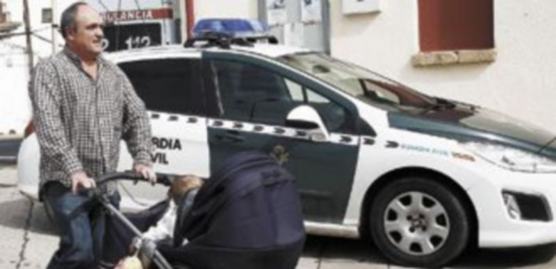 El antiguo miembro de la banda asesina pasea junto al cuartel de la Benemérita en la localidad navarra de Lodosa