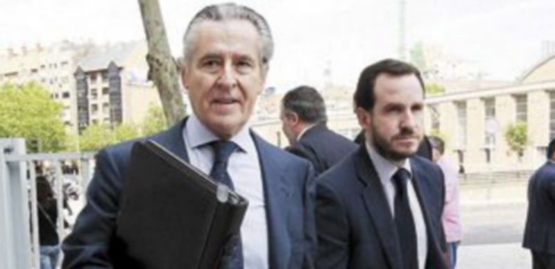 El expresidente de Caja Madrid Miquel Blesa (i) a su llegada ayer a los juzgados de Plaza de Castilla. / Efe