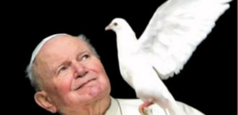 Juan Pablo II mira desde la ventana del Vaticano el vuelo de una paloma blanca durante un domingo de Angelus. / Max Rossi (Reuters)