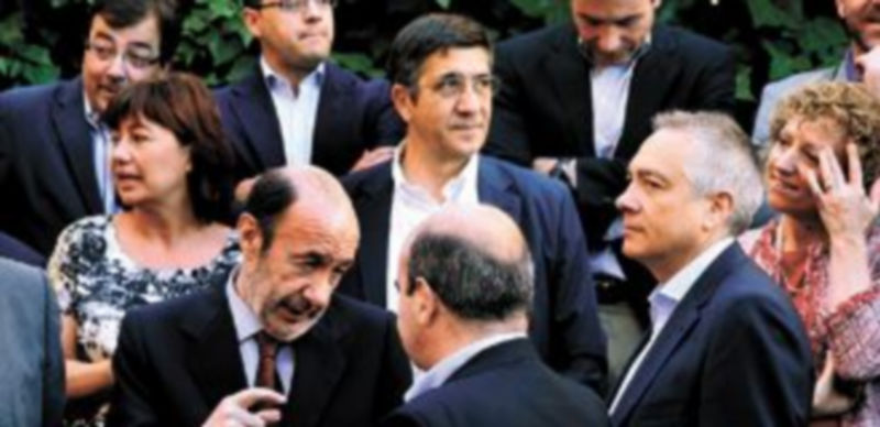 Pérez Rubalcaba conversa con Gaspar Zarrías ante la mirada de Pere Navarro y junto a la presencia de algunos de los ‘barones’ socialistas