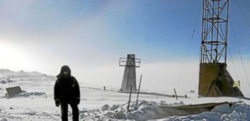 Un científico posa en el lugar donde se realizan las perforaciones. / Reuters