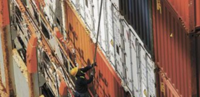 Un trabajador abre los contenedores en el puerto de Cartagena. / Reuters