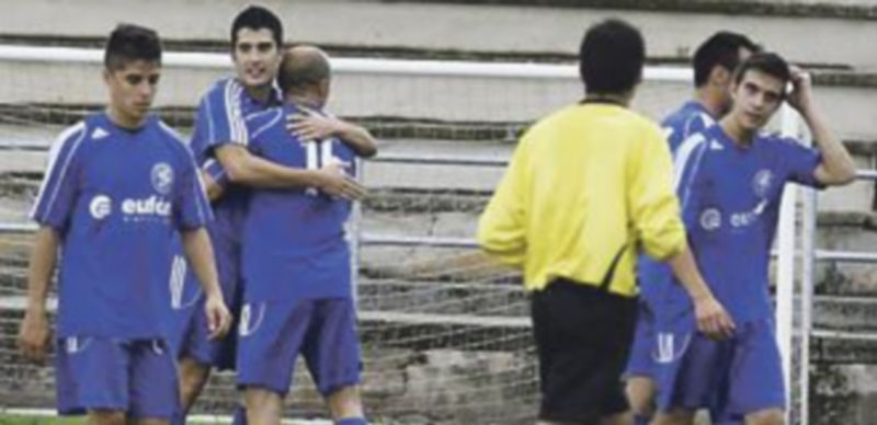 Varios jugadores del Cuéllar celebran un gol contra El Tiemblo. / Pedro Arranz