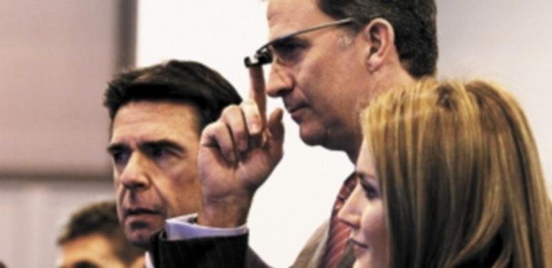 El Heredero comprueba las utilidades de las gafas Google Glass en la Feria de Turismo. / Javier Lizón (Efe)