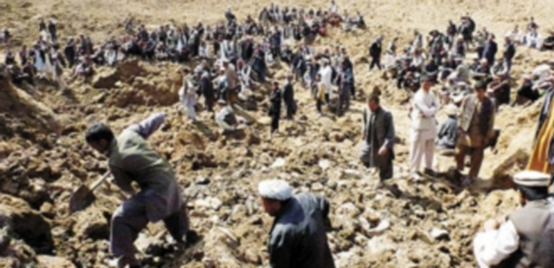 Los vecinos se volcaron en la búsqueda de supervivientes bajo el lodo. / Reuters