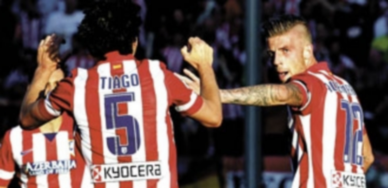 El tanto del alemán Alderweireld no sirvió para que el Atlético conquistara la Liga delante de su afición. / Kiko Huesca (Efe)