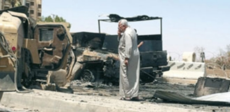 Un hombre muestra su sorpresa tras el paso de los milicianos por la localidad de Biyi. / Reuters