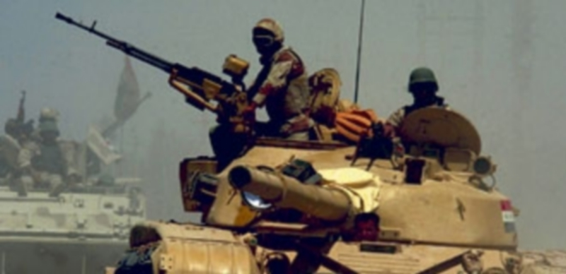 Miembros del ejército iraquí circulan sobre un tanque. / Efe