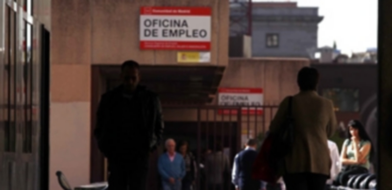 Personas en paro accediendo a una de las oficinas de empleo de la Comunidad de Madrid. / EP