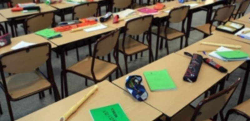 Aula de un colegio con el material escolar sobre los pupitres./ EP.