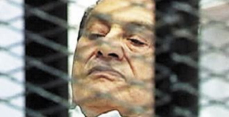 El ex dirigente Mubarak permaneció en la camilla durante la sesión debido a su delicado estado de salud. / REUTERS