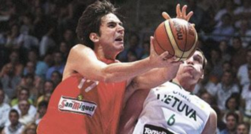 Suárez en uno de los partidos de preparación ante Lituania. / Efe