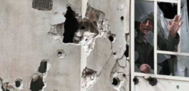 Las viviendas del barrio de Baba Amro muestran en su fachada los impactos de los proyectiles. / Reuters