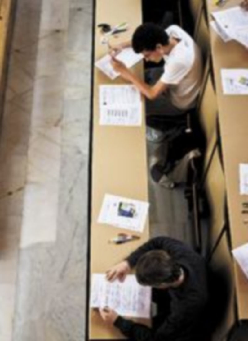 Dos jóvenes universitarios durante un examen de fin de curso./ Valdielso