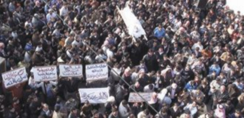 Los manifestantes se mezclan con los asistentes al funeral por una de las personas muertas en el pasado jueves. / Reuters