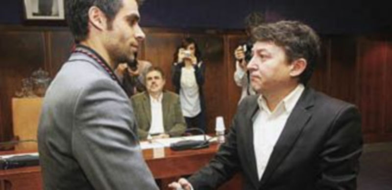 El atleta Sergio Gallardo sustituye a Álvarez como concejal en Ponferrada 1 Folgueral (d) entrega la medalla de concejal a Sergio Gallardo. / C. S. (Ical)