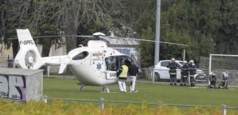 Un helicóptero de las unidades médicas de Francia intenta atender a los supervivientes del accidente de autobús. / EFE