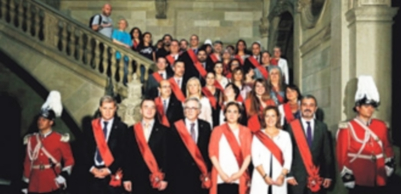 Colau ofrece a Mas pedir juntos al Gobierno “el derecho a decidir” 1 La nueva alcaldesa de Barcelona posa con los concejales del Ayuntamiento . / Efe