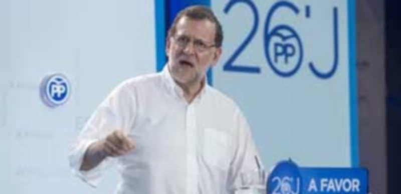 El presidente del Gobierno en funciones Mariano Rajoy durante el mitin que protagonizó ayer en Murcia . / Efe