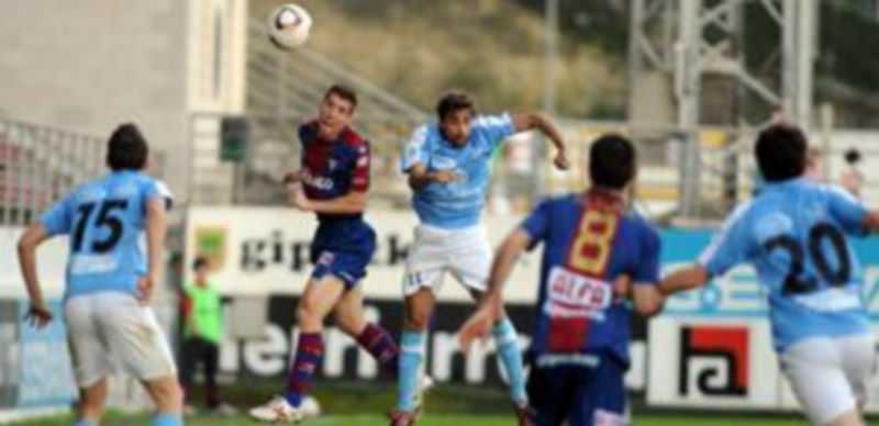 Cajoto intenta ganar en el salto a su oponente en un momento del encuentro disputado ayer en Ipurúa. / Pedro Soroeta