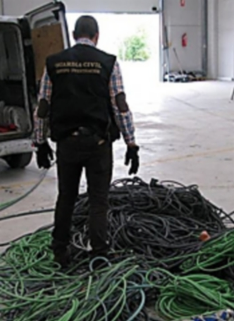 Un efectivo de la Guardia Civil junto a parte del cobre intervenido. / Europa Press