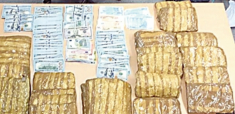 Parte del dinero en efectivo y la droga intervenidos por la Policía Nacional. / E. P.