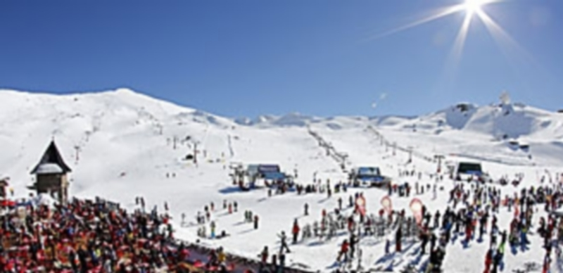 Los negocios durante la campaña de esquí también se han visto favorecidos duante la última campaña. / EFE