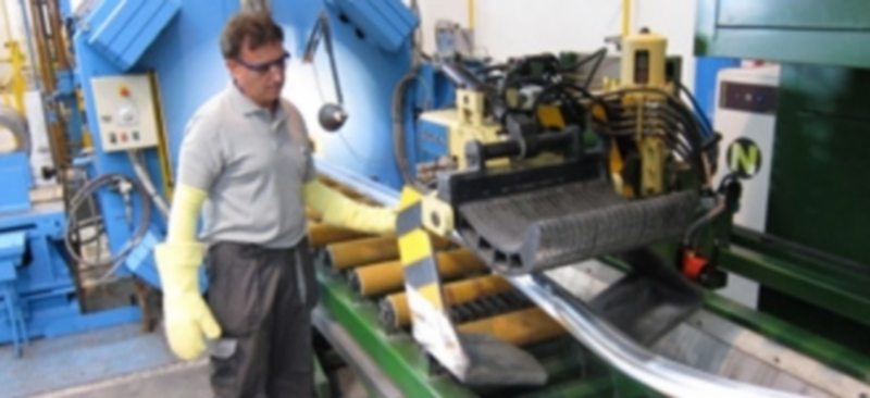 Un operario de fábrica controla el correcto funcionamiento de una máquina. / Europa Press