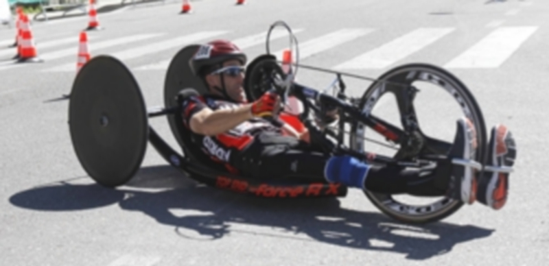 Un participante con bicicleta de manos en una prueba de la edición del año pasado del Mundial de ciclismo adaptado disputada en Cuéllar. / Nuria Pascual