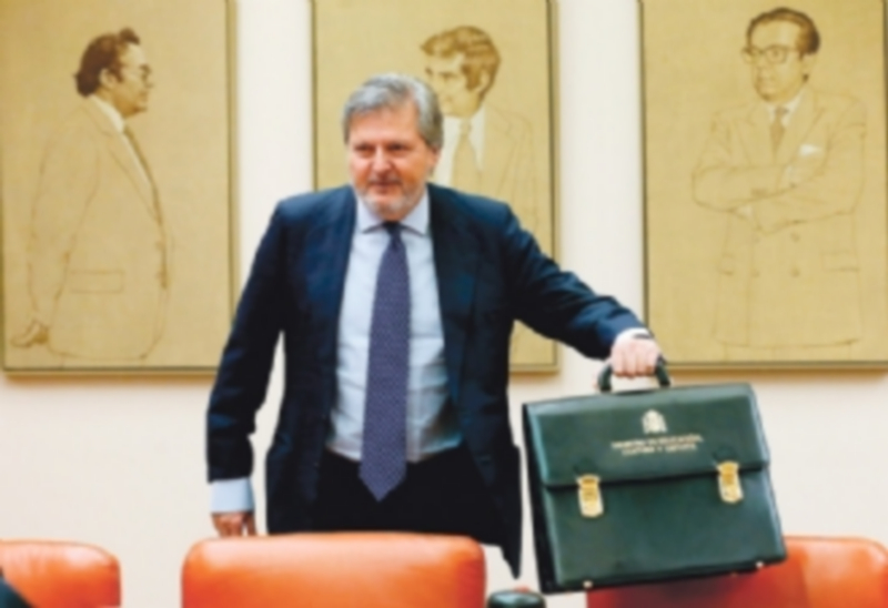 Méndez de Vigo antes de comparecer a petición propia ante la Comisión del Congreso de los Diputados. / EFE